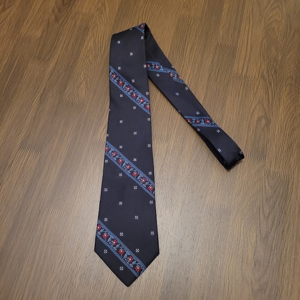 Christian Dior Men's Blue And Red Patterned All Silk Neck Tie Made In USA